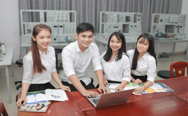 Giờ thực hành sinh viên ngành Công nghệ Kỹ thuật Điện điện tử tại Đại học Duy Tân